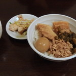 秀味園 - ルーローハンと他のセットの小鉢たち