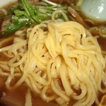 井の頭ナムチャイ - 『井の頭日和』の麺。加水率高めで少し平たい形状。