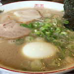 一骨入魂 - 味玉ラーメン680円。魁龍か西谷家みたいな、とろみのある濃厚とんこつ。