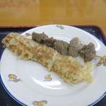 うどん 一福 - まずは程よい食感が癖になる牛すじおでん、カリッとした歯ざわりの衣に海苔の風味を纏わせたちくわ天をぺろりと完食。