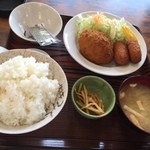 まつ食堂 - コロッケ定食@680
            カニクリームコロッケ✖︎2
            ポテトコロッケ✖︎1