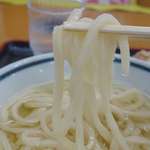 うどん 一福 - 冷かけうどんは、透明感があってカツオなどの旨味濃厚なつゆに、程よいコシとつやのある麺が美味しく、うどんだけを見ればうどん県のお店のほうが美味しいです。