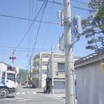 うどん 一福 - 駅を出て正面にある十字路を右に曲がってしばらくまっすぐ進んでいきます。