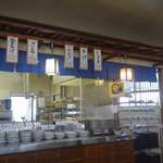 うどん 一福 - 店内へと移動すると、まずはうどんを注文して、小皿に天ぷらやおにぎりを取るコーナーがあり、その後会計して席につく所は丸亀製麺と同じシステムのようです。