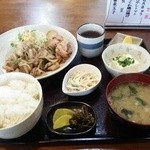 しんき食堂 - ガッツリ定食950円 生姜焼き 唐揚げ ミニやっこ 小鉢