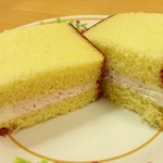 和菓子工房おじま - 「つくばハニーかすていらの初夏のいちおかイチゴのチーズクリームサンド」をカットしたところ