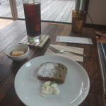 カフェ ツリー - 水出しアイスコーヒーと小豆と抹茶のパウンドケーキ。