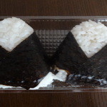 セブンイレブン - 二つの味が楽しめるおにぎり2個入り