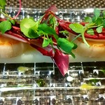 レストラン ラ・フロレゾン・ドゥ・タケウチ - 前菜　北海道産帆立とフランス産ホワイトアスパラのサラダ仕立て