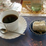 カプリス - サービスのコーヒーとチーズケーキ