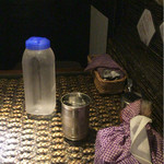 ラマイ - テーブルにはお水とティッシュ