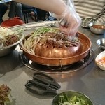 옛맛서울불고기 - 最初だけ、店員さんが焼いて見せてくれます。