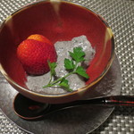 奥津荘 - 水菓子　黒胡麻プリン、鏡野産苺