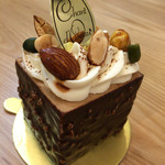 シャンドワゾー - こちらも大人気チョコレートケーキ「トロワ・ショコラ」は445円