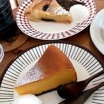 コーヒー オッタ - 【2016.5】かぼちゃのチーズケーキ(手前)、チェリーとチョコのパイ(奥)