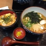 手打うどん けんどん屋 - ワカメうどん(温+ミニたまご丼