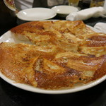 台湾家庭料理 めめ - 羽根付き焼き餃子
