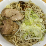 ラーメン二郎 - ラーメン 700円　麺半分・ヤサイもニンニク少なめ・漬けニンニクオン