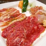 韓々 - 焼肉ランチ(牛・豚・鶏の盛り合わせ)