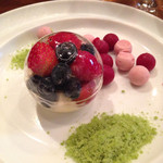 モンプチコションローズ - ブラマンジェ、イチゴ、ベリーを飴のケースに詰めて、シャーベットと抹茶のパウダーアイス添えのディセール