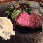 モンプチコションローズ - 北海道産牛ヒレのグリルとアンチョビクリームのソース