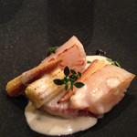 モンプチコションローズ - グリルホタテと自家製ベーコン（？）、焼きヤングコーンのゴルゴンゾーラソース