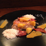 モンプチコションローズ - スモークサーモン、イベリコ豚のサラミ、身もレット、マンゴー、サーモンパウダー添え