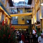 Nha Hang Ngon - 店内の中庭風スペース