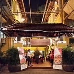 Nha Hang Ngon - 中庭と左右は個室です