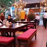Nha Hang Ngon - 中庭のテーブル
      