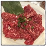 食彩和牛しげ吉 - 並ロース。旨味もしっかりありましたが、やや筋張っていた箇所があり硬い部分もありました。