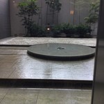 Patio - イサム ノグチ風な中庭の噴水