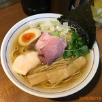 寿製麺 よしかわ - 煮干そば（白）
      煮干そばは、白と黒があり、お店によれば、白は、白醤油をベースにしたかえしで醤油の香りを抑え、煮干の香りを楽しめるスープ。一方の黒は、煮干の香りよりも醤油の香りがやや強い和風のスープ。