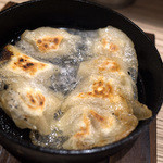 Ramen Sakaba Marugo - 「美豚de鉄板ギョーザ」（500円）。トロトロ皮の一口サイズで美味いです。