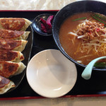 Shunka Saikan - 大きい餃子と台湾味噌のセット 税込み690円