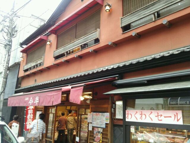 人形町今半本店の正面には色々な精肉の販売をしています。 : 人形町今半 本店