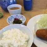 蓬莱屋 - お茶碗サイズのご飯、香の物、味噌汁。