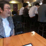 店内は狭めな感じ