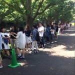 シェイクシャック - 恵比寿店ができて少しは空いたかなと開店前の１０時半に来てみたが、日曜はまだこの状態w
      