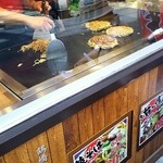 てこや - お好み焼と焼そばが焼かれてます