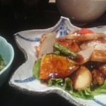 Juugoyayonehachi - 彩野菜とチキンの和風黒酢和え　￥1,234