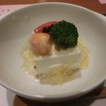 博多コモンド - 先付。新玉ねぎのムースかつおジュレ、海老ブロッコリーにキャビア乗せ。
      