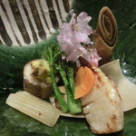 焼き物、小鯛おから巻、兼種焼き　偆つぼみ葉巻味噌焼き　合馬産たけのこのオリーブ焼き
          