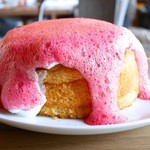 Kaka'ako Dining & Cafe  - ピンクの泡に包まれたソースの下は、ふわふわのスフレパンケーキが隠れています