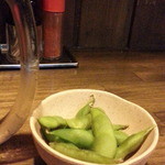 居酒屋 一休 - お通し300円はちょっと乾いた枝豆