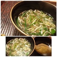 神楽坂 石かわ - ◆すっぽんのスープ・・このスープ美味しいこと。
                千切りにした「葱」「シイタケ」「ふぐ葱」などが入っています。