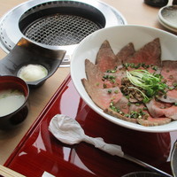 尾崎牛焼肉 銀座 ひむか - 温玉と牛骨スープが一緒にサーヴ