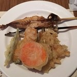 百彩健美 あけびの実 - 魚の串焼きと天ぷら