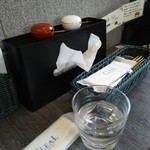 スープカレー シュガー - 店内 お冷や&おしぼり