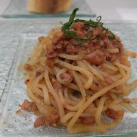 フラテッロ・ディ・ミクニ - 函館産一夜干しイカのトマトソース スパゲッティー上川産渓谷味豚を使ったサルシッチャとキノコのフェットチーネ 滝上町の行者にんにく入りクリームチーズをのせて
